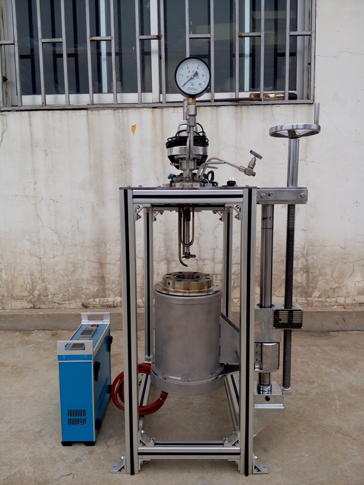 KCFD系列--加熱爐和釜體可下落、旋轉一邊2