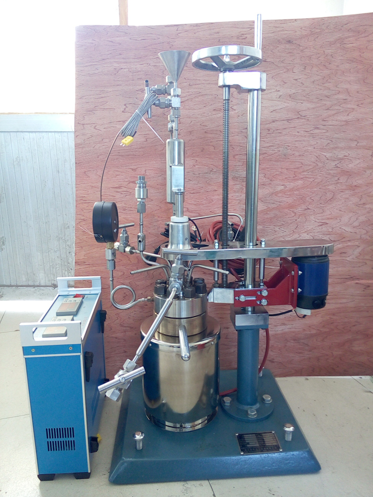 KCF系列-釜蓋升降，帶在線加料、在線取樣側(cè)面照片