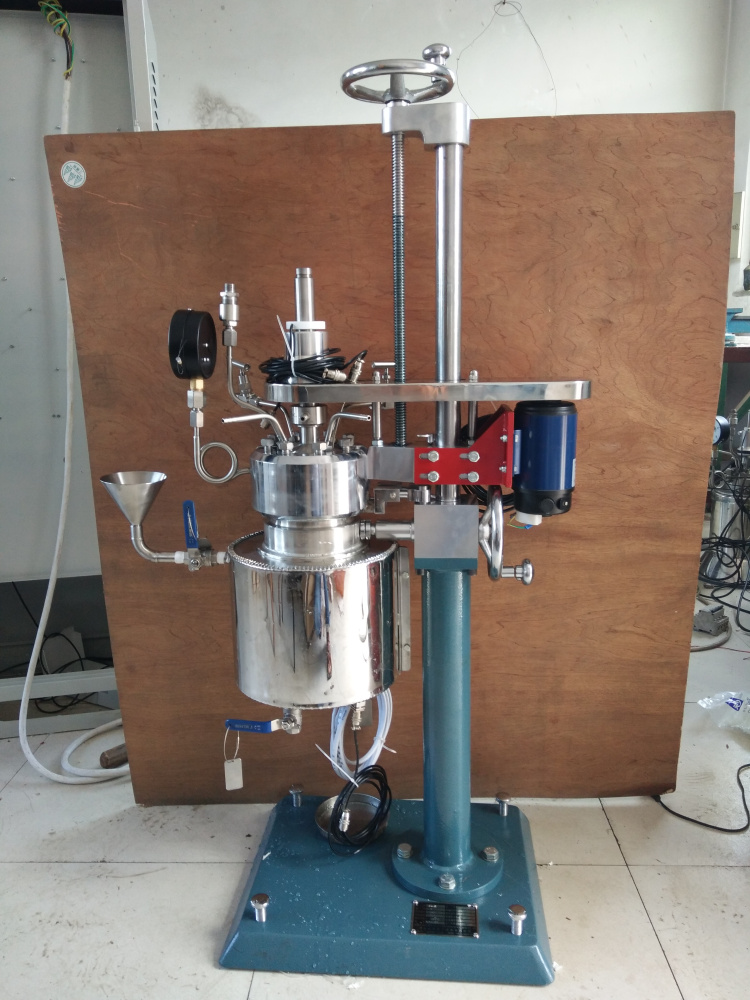 KCF系列--釜體可翻轉(zhuǎn)出料、夾套電加熱管加熱導(dǎo)熱油2